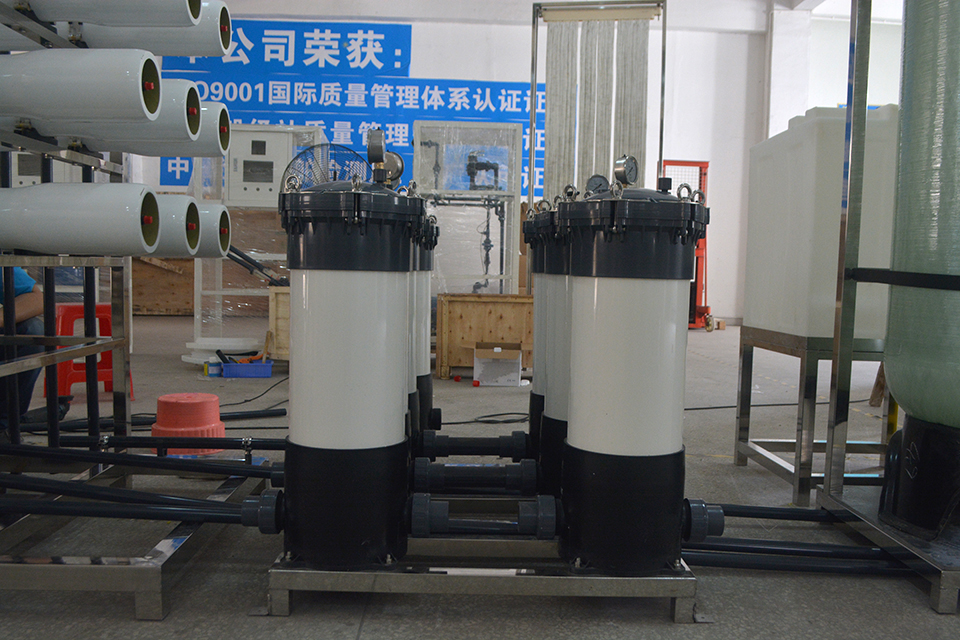 cartridge filter housing